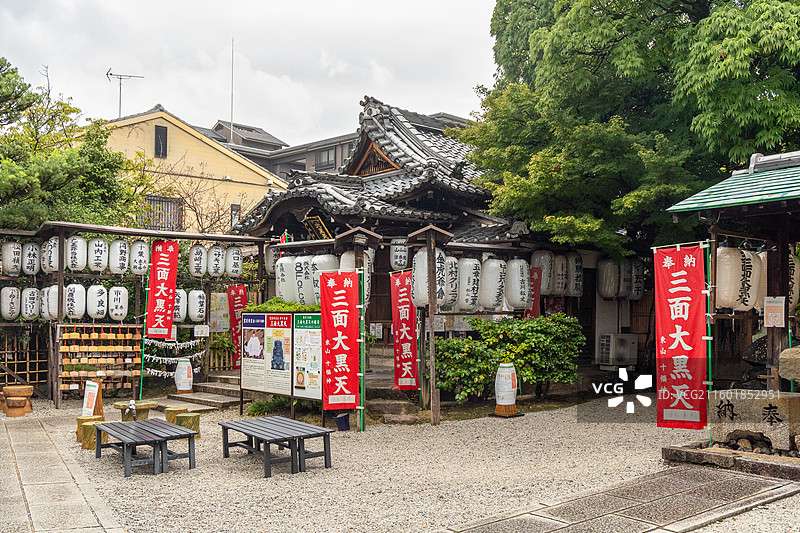 雨后宁静的清晨，京都圆德院境内，三面大黒天休息区图片素材