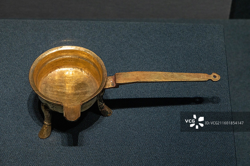 山西太原山西博物院民族熔炉展厅鎏金铜鐎斗 北齐 河清元年 562年 山西省寿阳县贾家庄厍狄迴洛墓出土图片素材