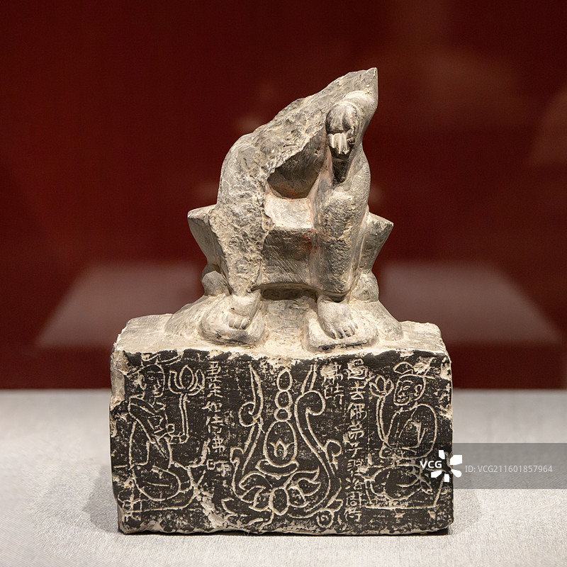 嘉德艺术中心-看见微笑-古青州地区造像艺术特展-佛坐像-北齐-青石-博兴县博物馆藏图片素材