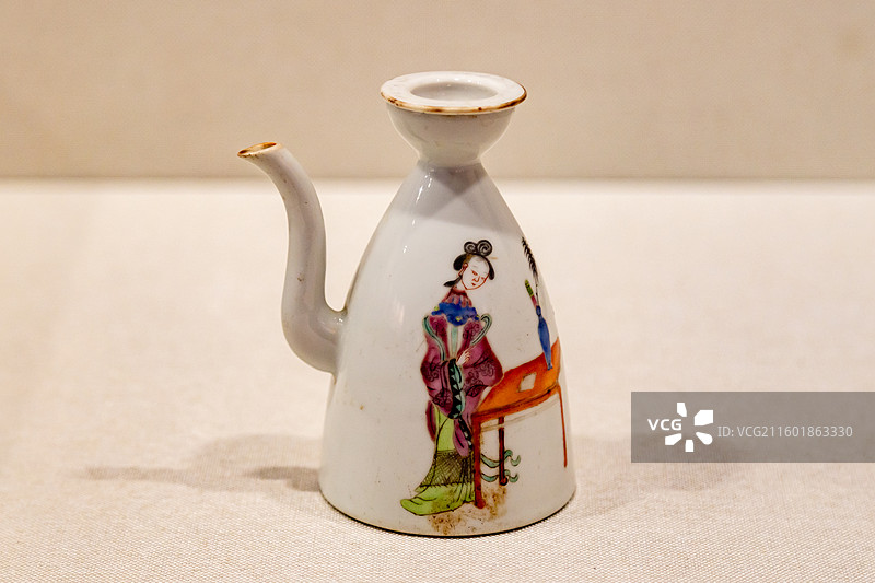 清代-粉彩人物纹束颈盖壶 南昌县博物馆图片素材