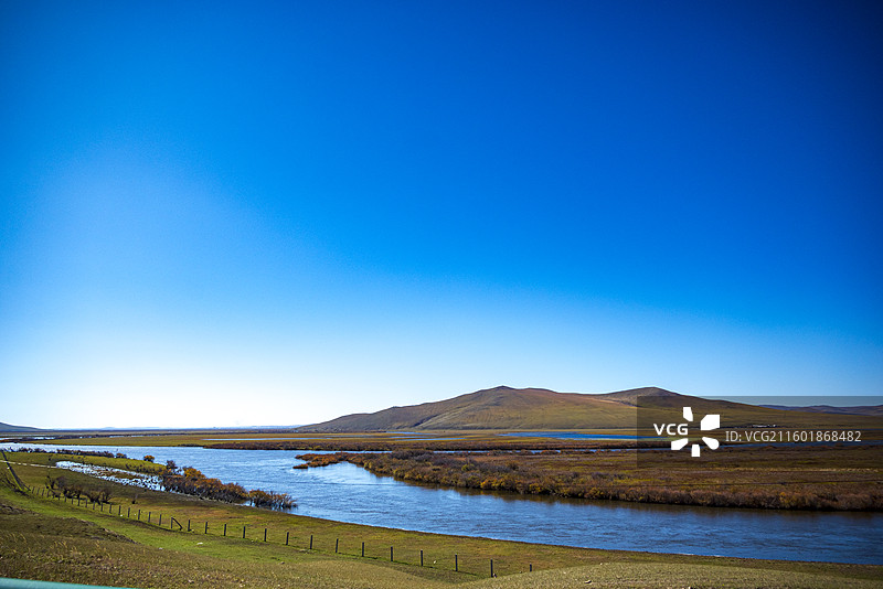 中俄边境线公路G331卡线秋季晴日风光图片素材