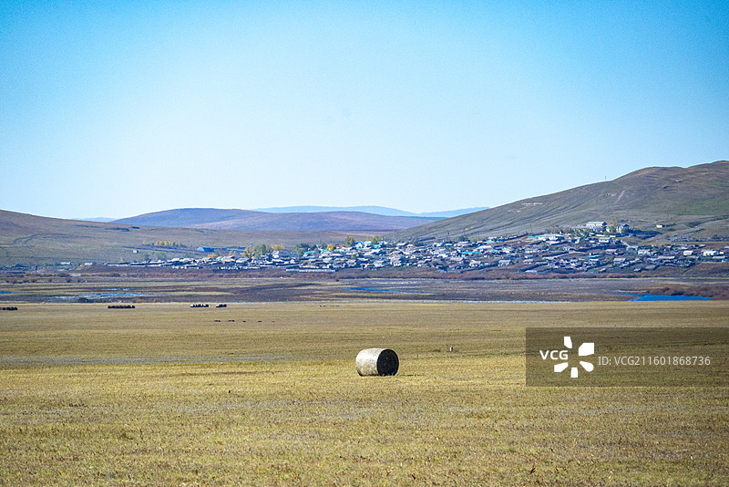 中俄边境线公路G331卡线秋季晴日风光图片素材