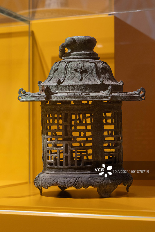 上海历史博物馆九曲黄河马背长歌鄂尔多斯草原文化展 青铜灯 元 鄂尔多斯市博物院图片素材