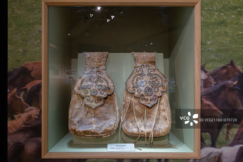 上海历史博物馆九曲黄河马背长歌鄂尔多斯草原文化展补花皮褡裢 民国 鄂尔多斯市博物院图片素材