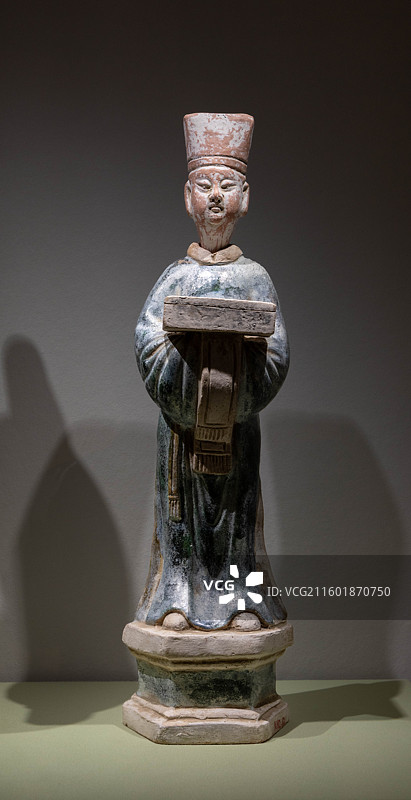 上海历史博物馆九曲黄河马背长歌鄂尔多斯草原文化展三彩人物执盒俑 三彩人物俑 明 鄂尔多斯市博物院图片素材