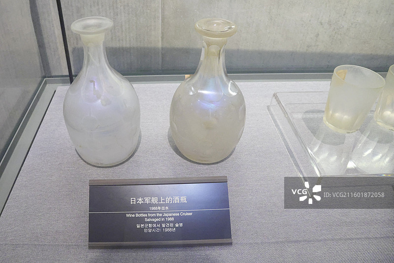 山东威海刘公岛中国甲午战争博物馆场景酒瓶玻璃罩鱼雷炮弹皮鞋眼镜铁锤图片素材