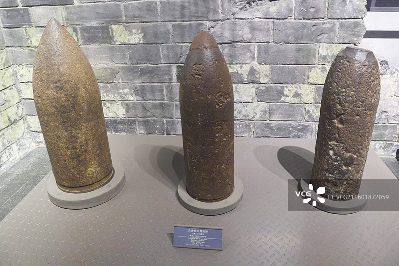 山东威海刘公岛中国甲午战争博物馆场景酒瓶玻璃罩鱼雷炮弹皮鞋眼镜铁锤图片素材