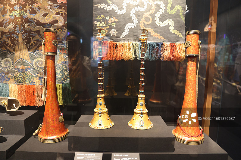 清代檀香木包金嵌宝石唢呐图片素材