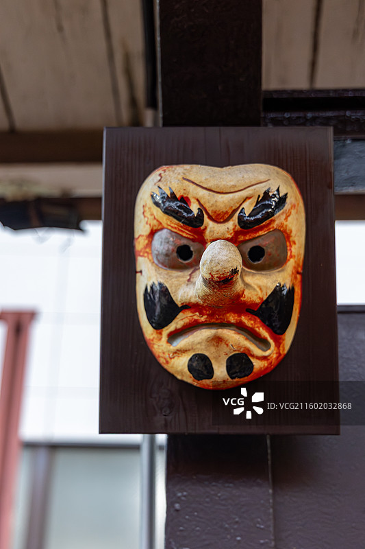 鬼面的凝视：：叡山电铁站台上的传统天狗面具特写图片素材