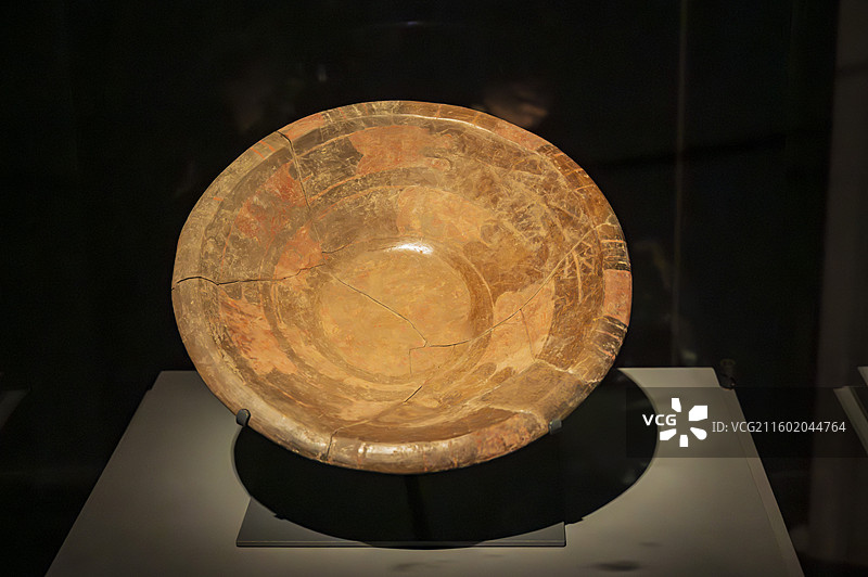 山西博物院展览文物——襄汾县陶寺村出土龙山文化彩绘蟠龙盘图片素材