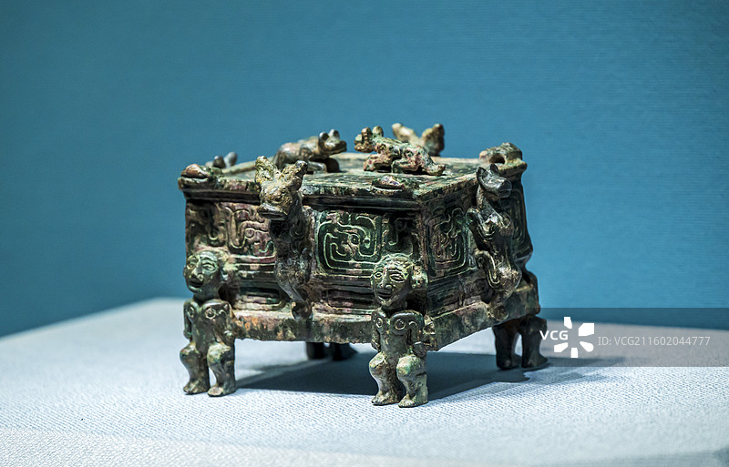 山西博物院展览文物——闻喜县上郭墓地出土春秋青铜人足方盒图片素材