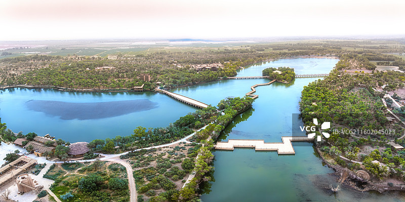 荒漠绿洲，新疆喀什巴楚红海景区风光，航拍视角图片素材