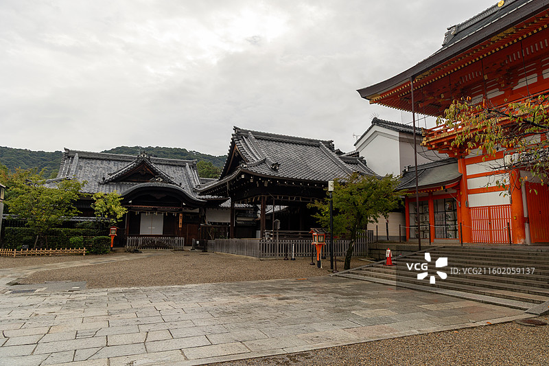 朱红与墨黑：八坂神社正殿，清晨无人时的色彩对比图片素材