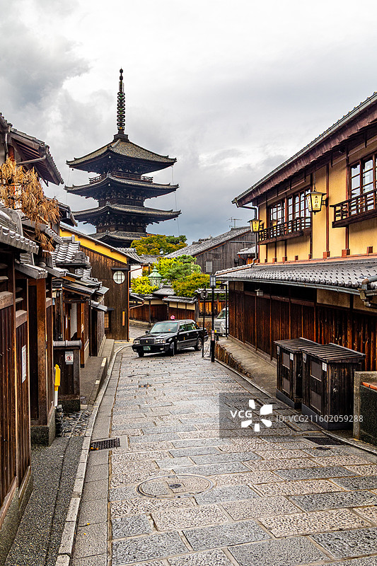 京都八坂塔：清晨雨后，汽车驶过八坂通的经典街景图片素材