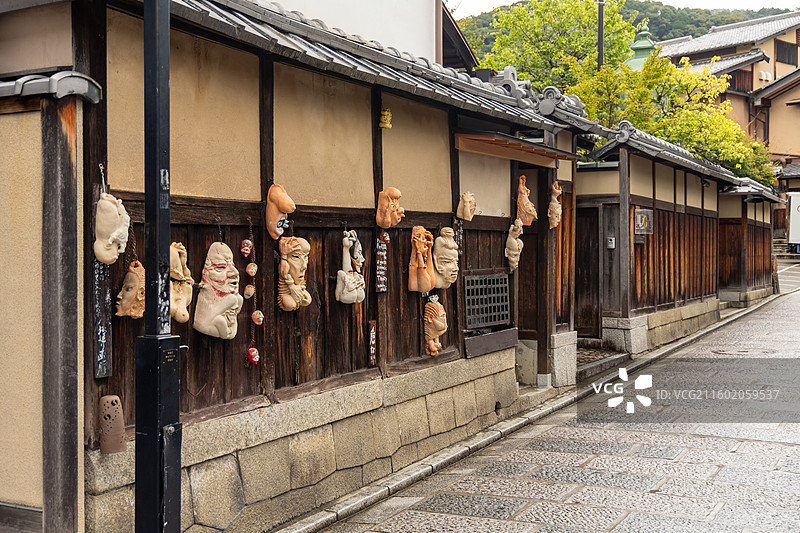 京都三年坂：清晨石阶旁，挂满传统陶瓷面具的店铺图片素材