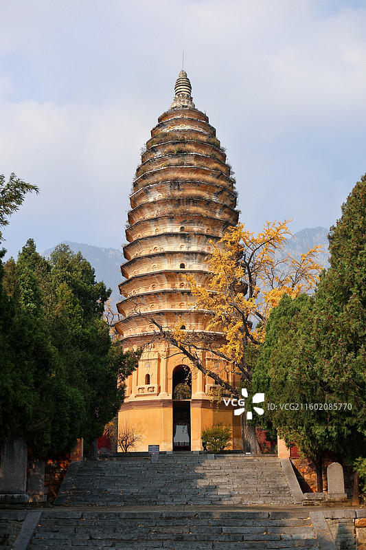 河南登封嵩阳景区嵩岳寺塔秋景，北魏千年古塔图片素材