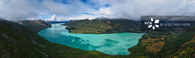 新疆阿勒泰地区，喀纳斯景区，喀纳斯湖全景航拍；雨后天空出现一道彩虹。图片素材