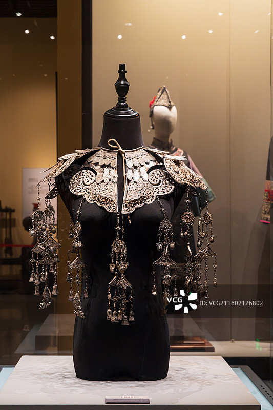 传统服饰肩饰展示图片素材