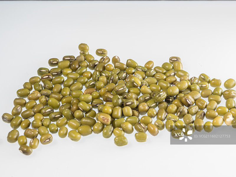 饱满新鲜的绿豆颗粒图片素材