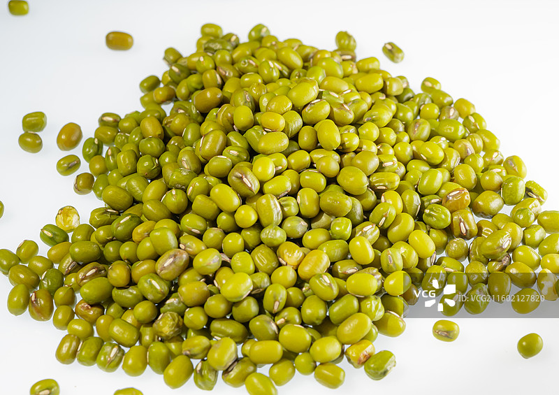 饱满新鲜的绿豆颗粒图片素材