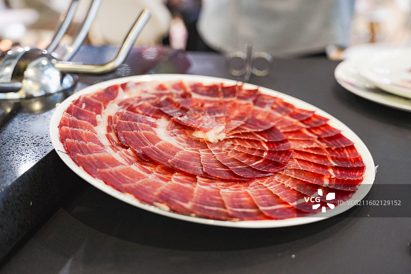 精美摆盘的薄切火腿肉片图片素材