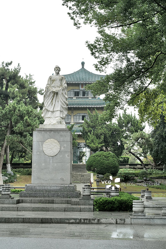 湖北武汉东湖风景区著名地标行吟阁与屈原雕像图片素材