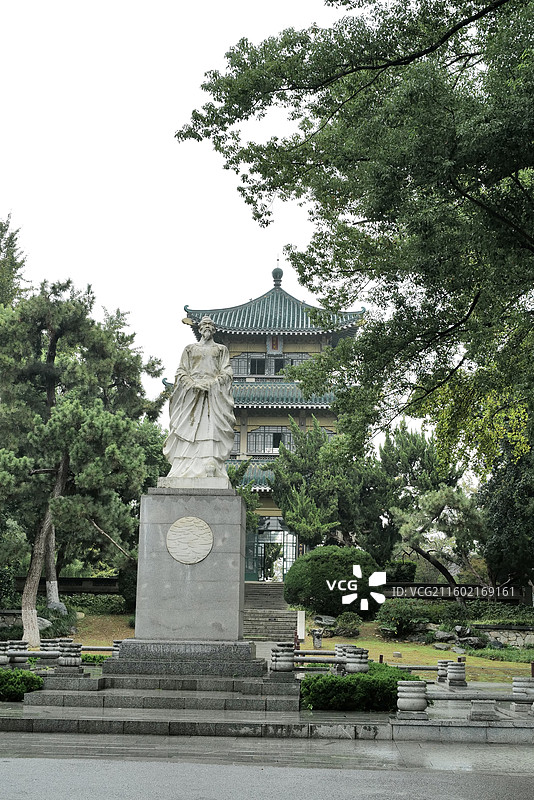 湖北武汉东湖风景区著名地标行吟阁与屈原雕像图片素材