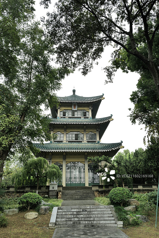 湖北武汉东湖风景区著名地标行吟阁与屈原雕像图片素材