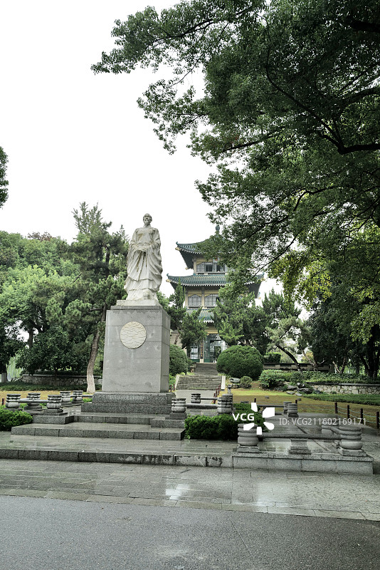 湖北武汉东湖风景区著名地标行吟阁与屈原雕像图片素材