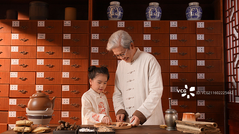 给孙女介绍不同药材的爷爷图片素材