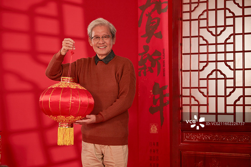 手拿红灯笼的老年男人图片素材
