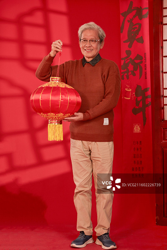 手拿红灯笼的老年男人图片素材