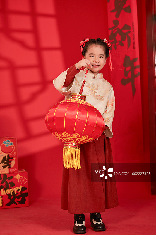 手拿红色灯笼身穿汉服的小女孩图片素材