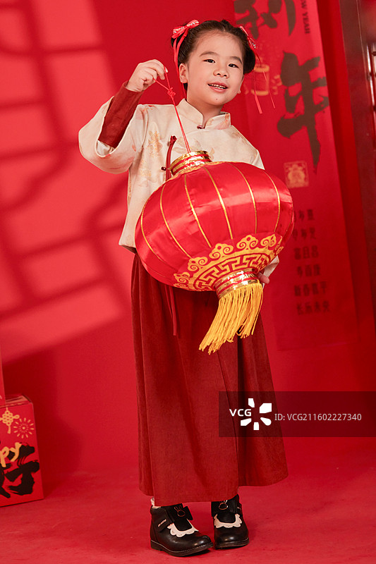 手拿红色灯笼身穿汉服的小女孩图片素材