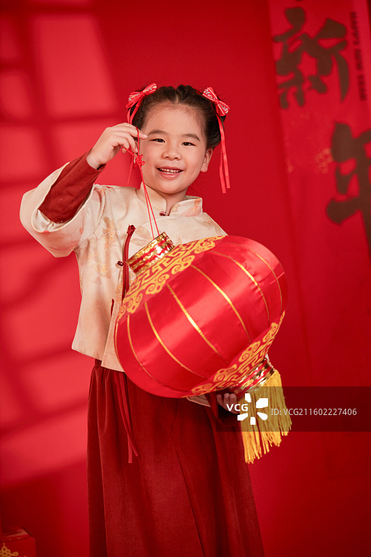 手拿红色灯笼身穿汉服的小女孩图片素材