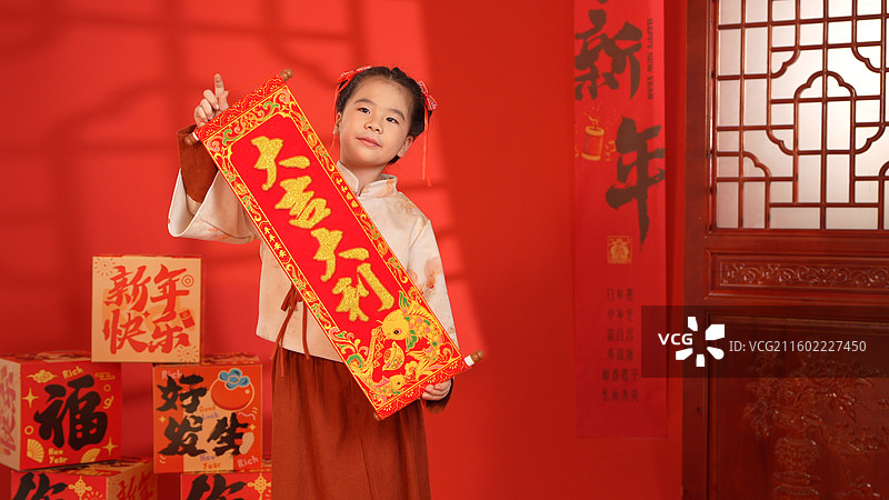 手拿春联拜年的小女孩图片素材