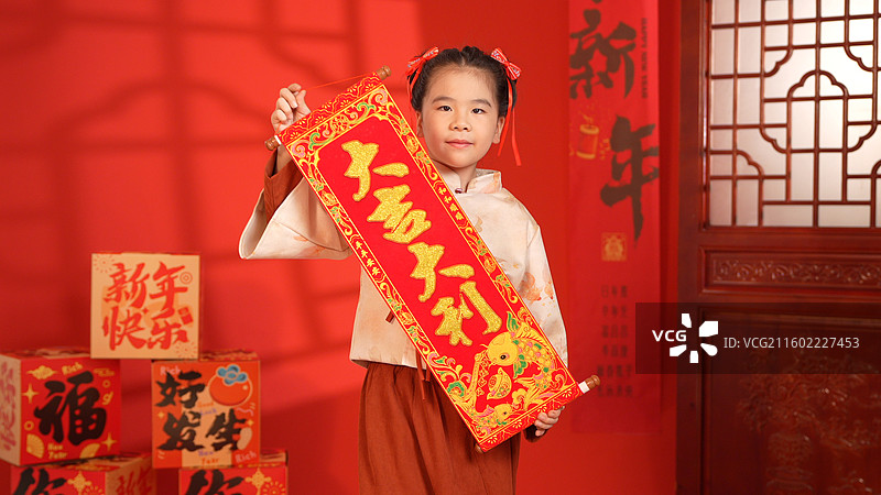 手拿春联拜年的小女孩图片素材