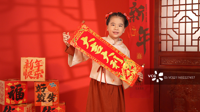 手拿春联拜年的小女孩图片素材