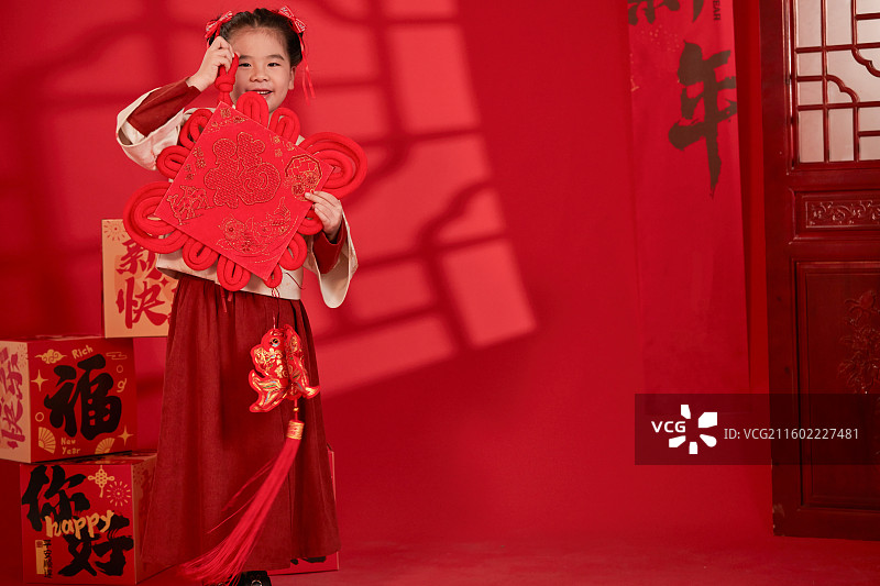 手拿红色福字的小女孩图片素材