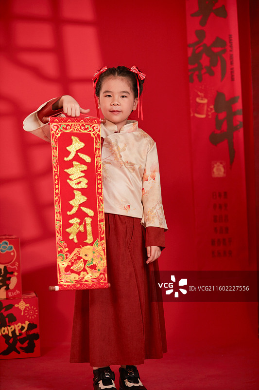 手拿春联拜年的小女孩图片素材