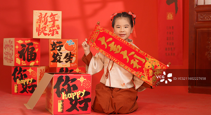 坐在地上手拿春晖的小女孩图片素材