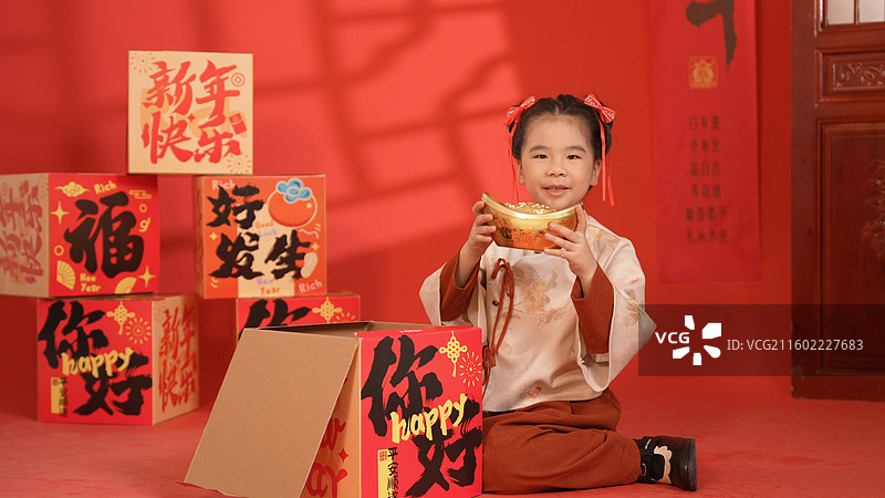 玩春节超级大礼盒的小女孩图片素材