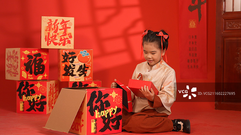 玩春节超级大礼盒的小女孩图片素材