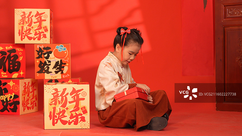 玩春节超级大礼盒的小女孩图片素材