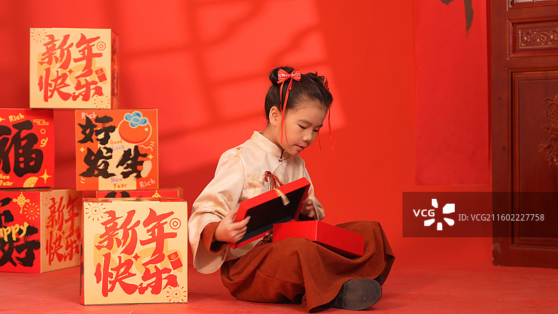 玩春节超级大礼盒的小女孩图片素材