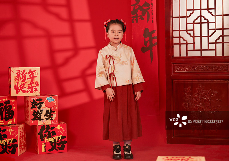 玩春节超级大礼盒的小女孩图片素材