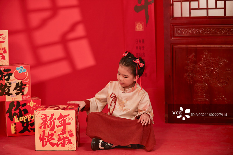 玩春节超级大礼盒的小女孩图片素材
