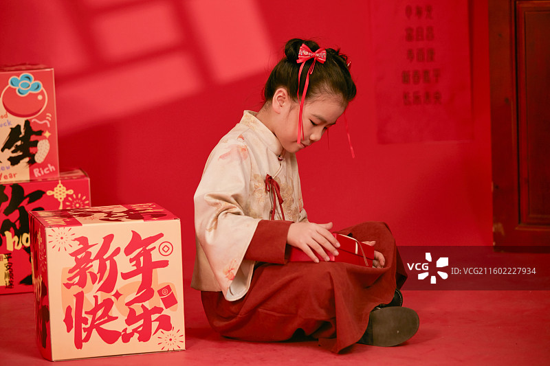 玩春节超级大礼盒的小女孩图片素材