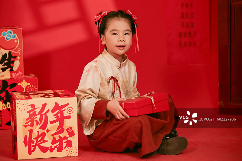 玩春节超级大礼盒的小女孩图片素材