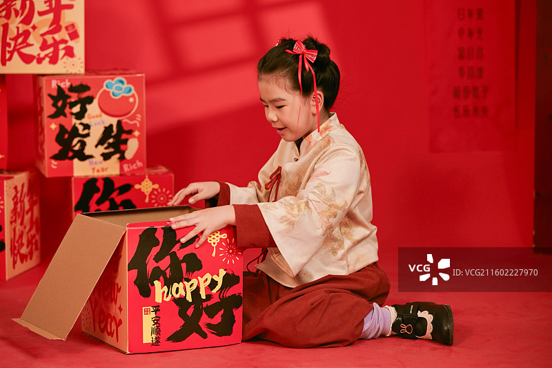 玩春节超级大礼盒的小女孩图片素材